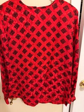 Red Long Sleeve Geometric Print Top
100%SILK
Padded shoulders